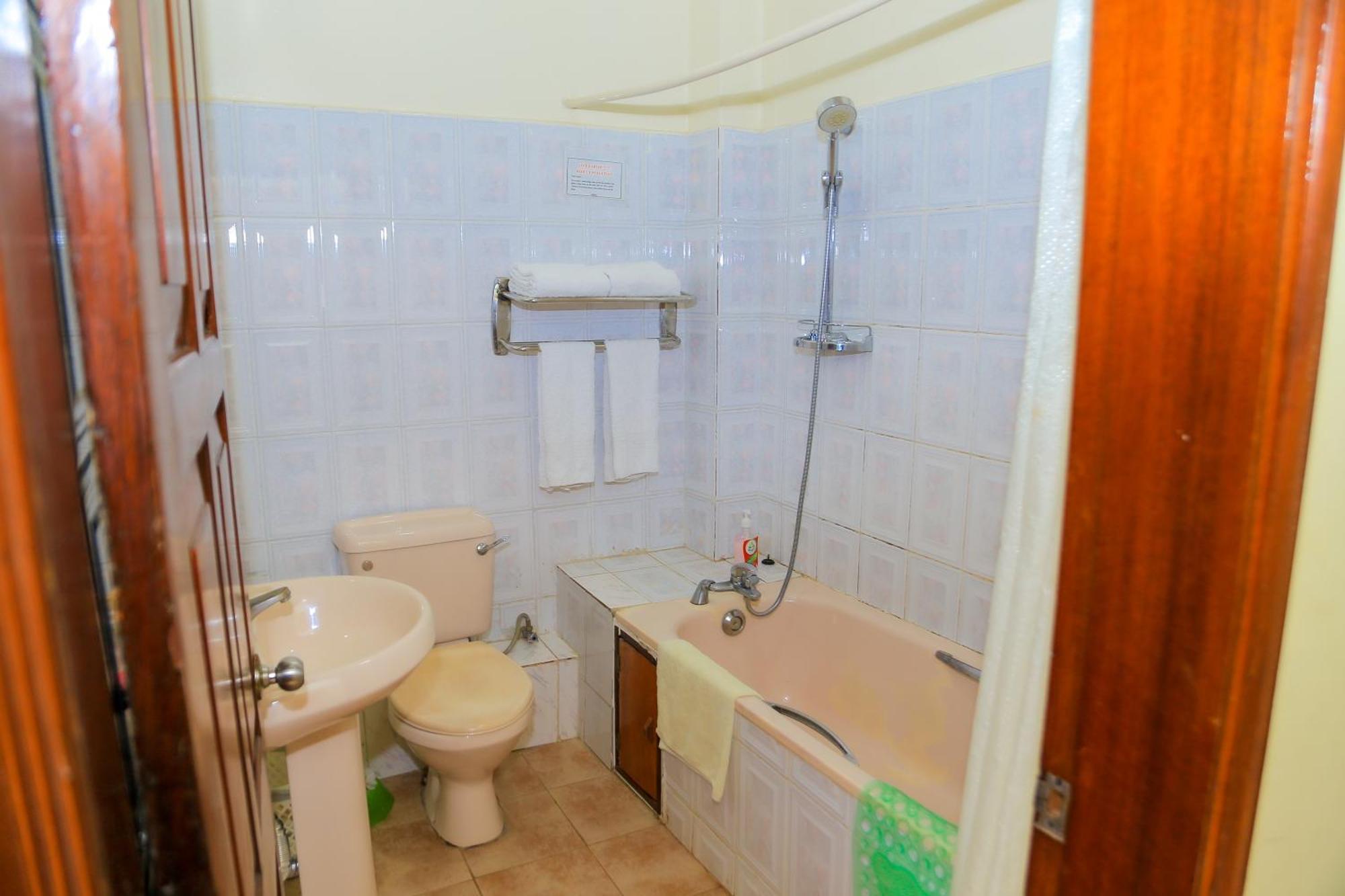 Shangri-La Hotel Muyenga Bugolobi ภายนอก รูปภาพ