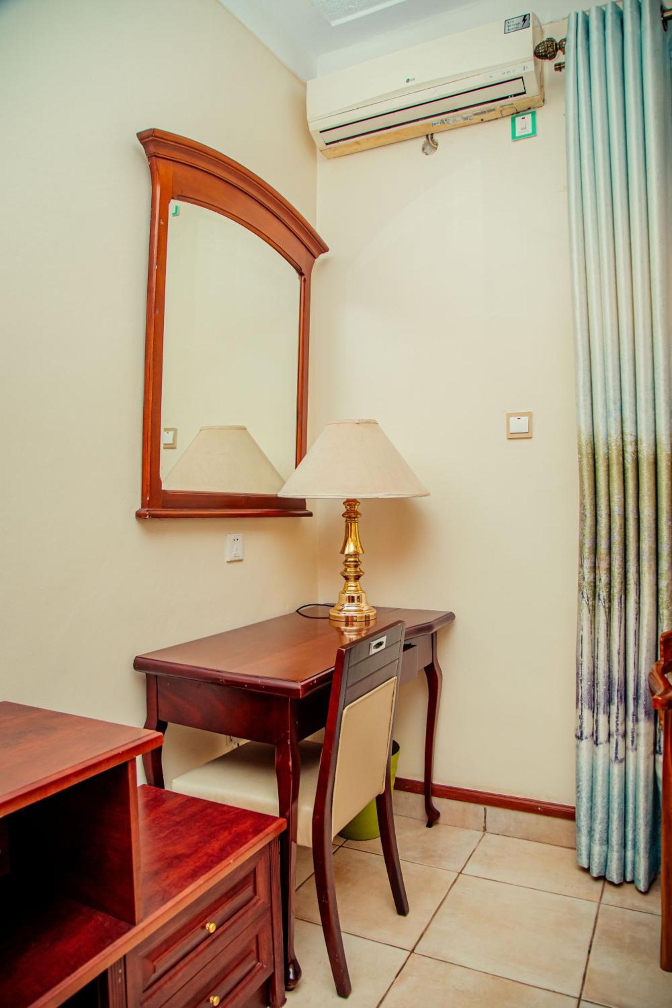 Shangri-La Hotel Muyenga Bugolobi ภายนอก รูปภาพ